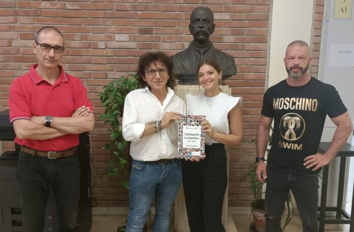 Consegna Annuario dal preside G. Frassineti a una neodiplomata, Giulia Sebastiani, con presidente commisisone Nicola Cazzamali e vicepreside Antonio Pirazzini da IMG20220714115101 (2)